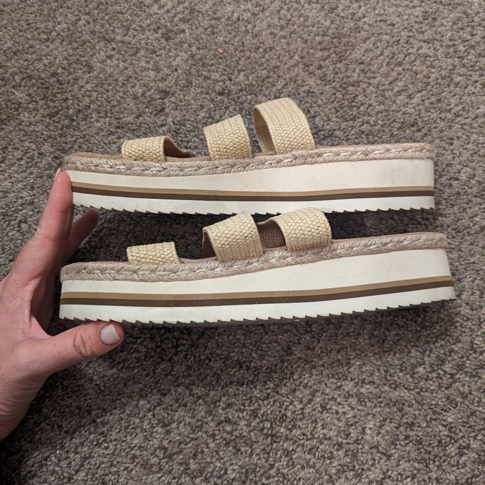 Size 8 Universal Thread wedge sandals